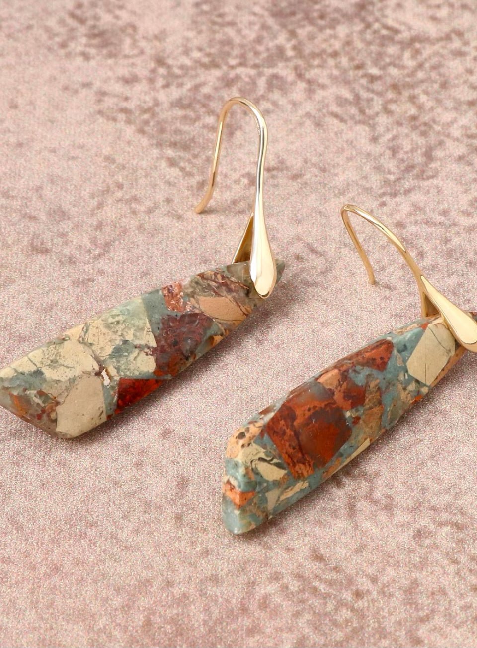 Pair of earrings with geometric design on a pink background (Gold)
