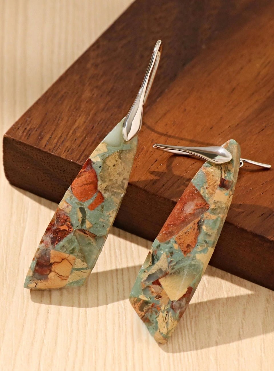 Marbled patterned earrings on a wooden surface (Silver)
