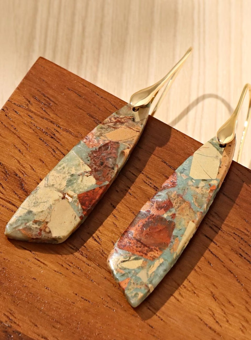Two decorative items with a marbled pattern on a wooden surface (Gold)