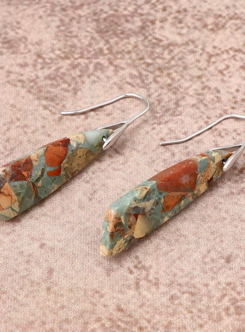 Pair of earrings with natural stone design on a textured surface (Silver)