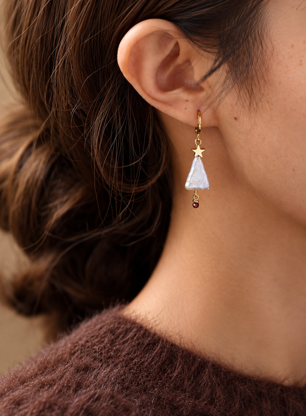 Hoop earrings with triangular baroque pearls, gold-tone stars above and small red garnets below