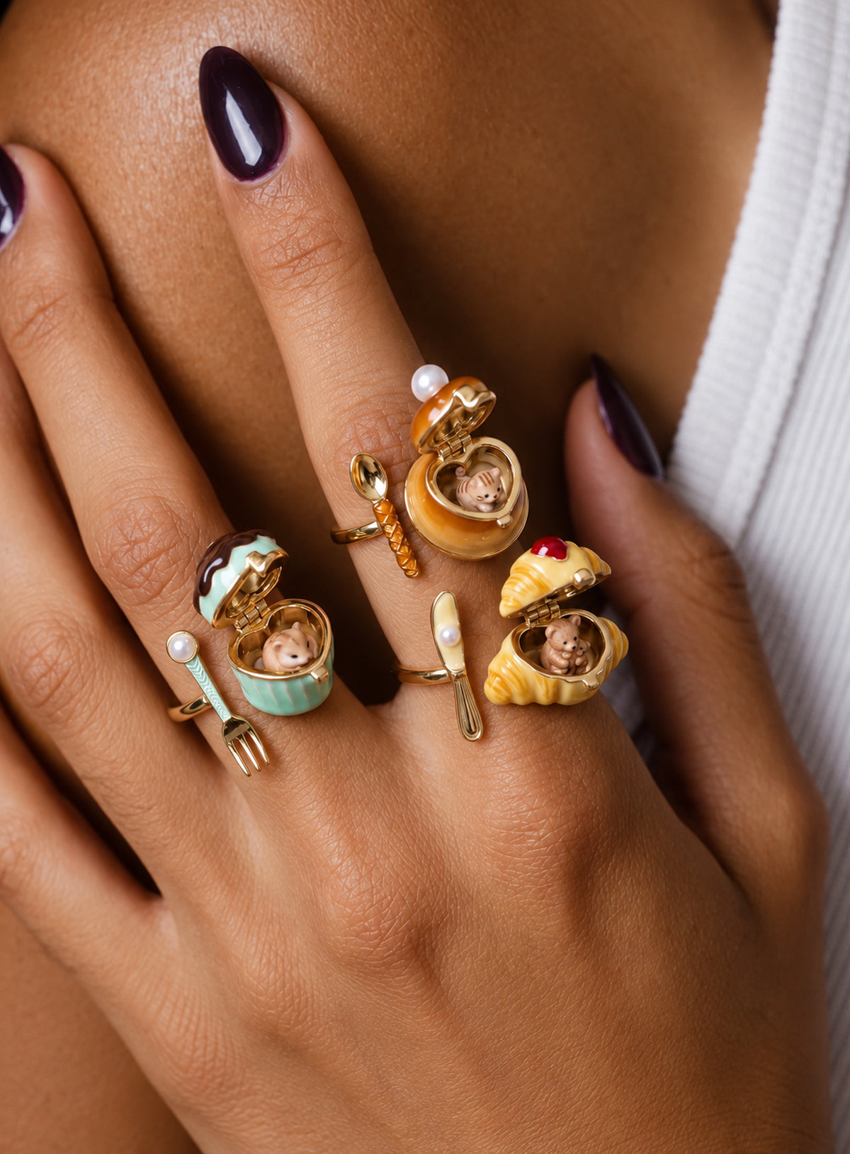 Dessert-shaped locket ring with a cutlery detail and an open band