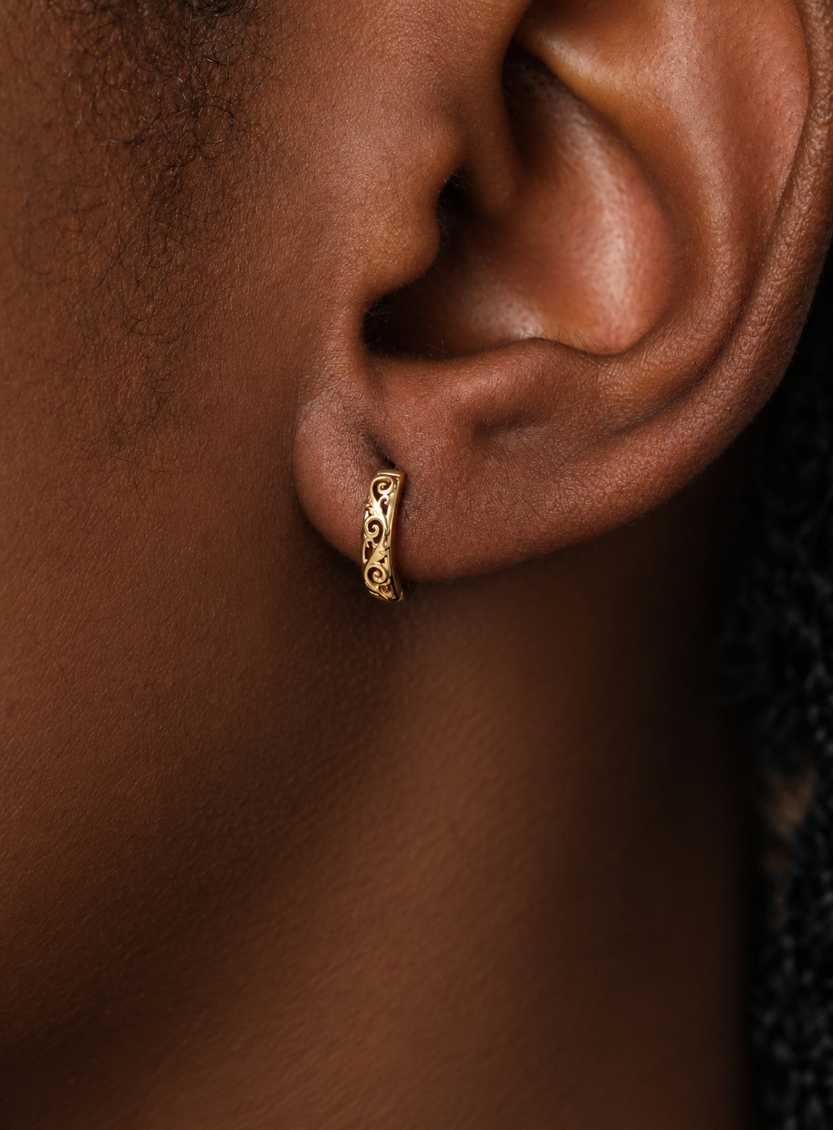 Floral openwork hoop earrings with a hinged clicker closure (Gold)