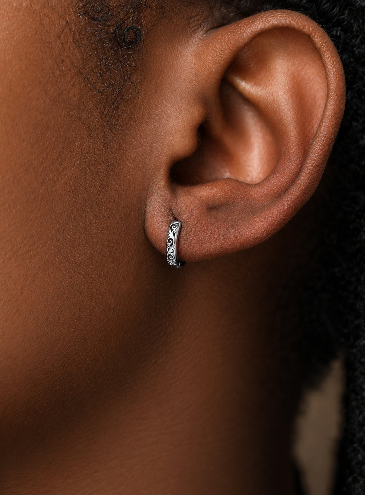 Floral openwork hoop earrings with a hinged clicker closure (Silver)