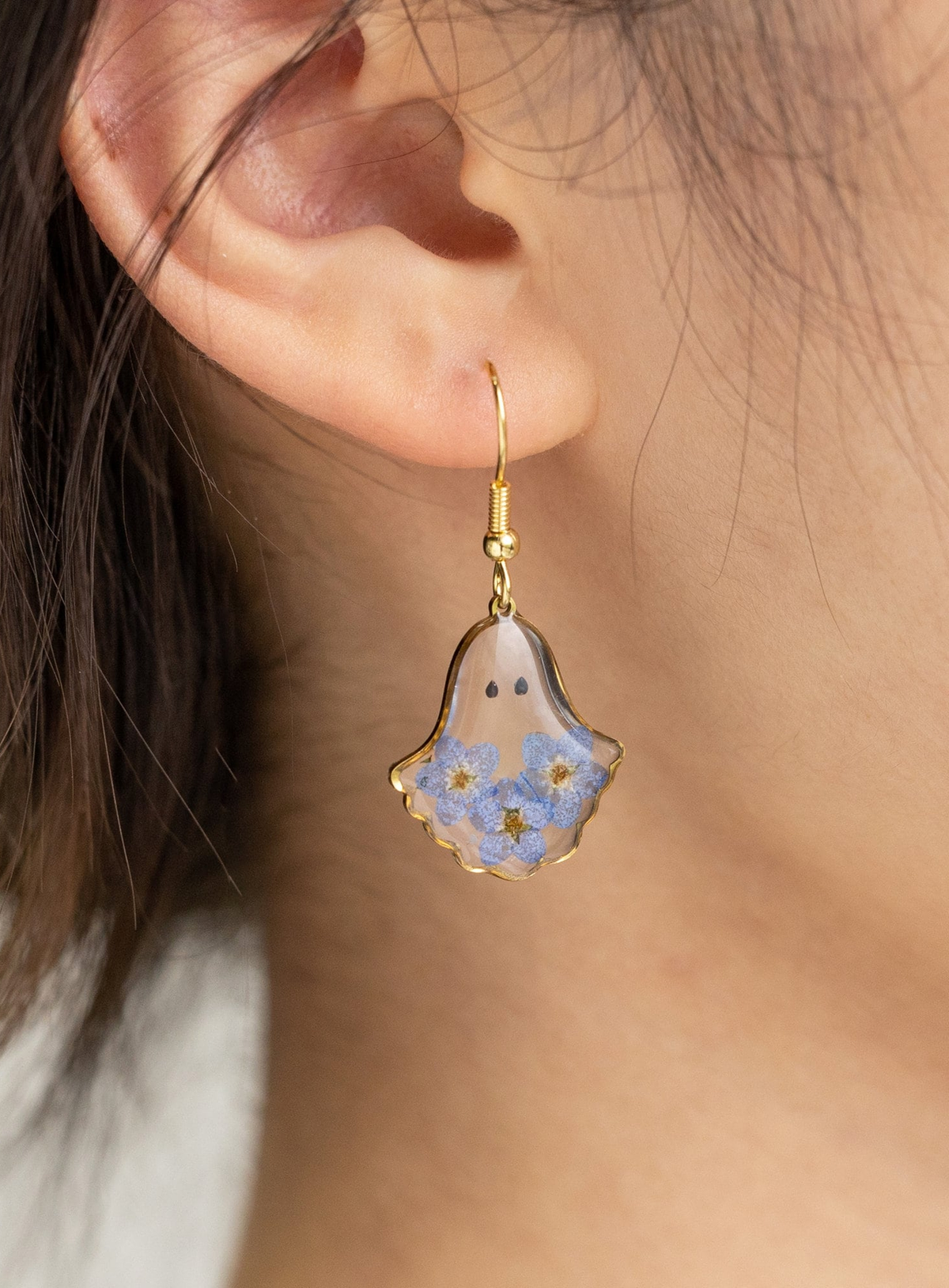 Ghost-shaped resin earrings with real forget-me-not flowers