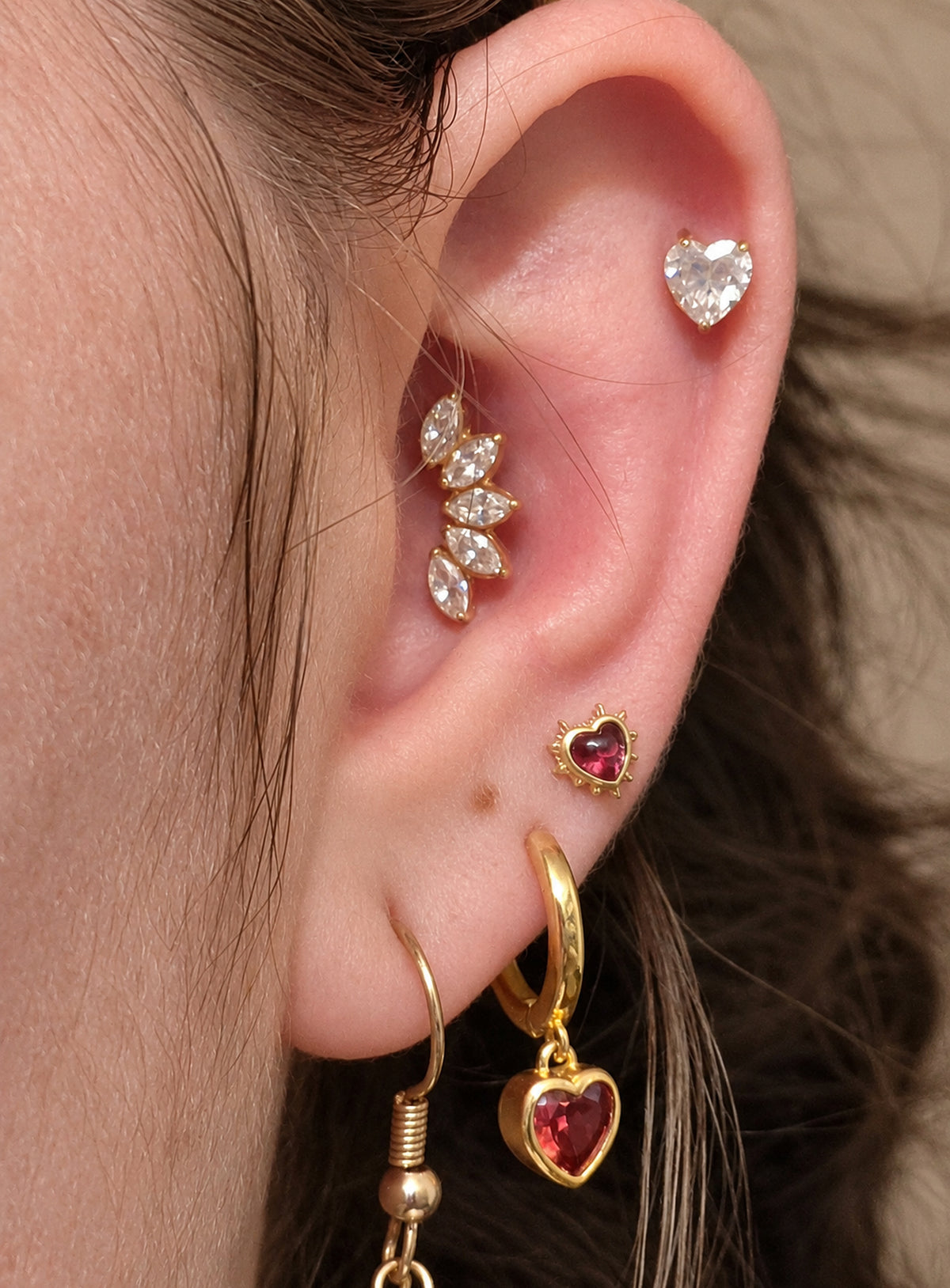 Heart-shaped red garnet flat-back stud with a sculpted metal setting (Gold)