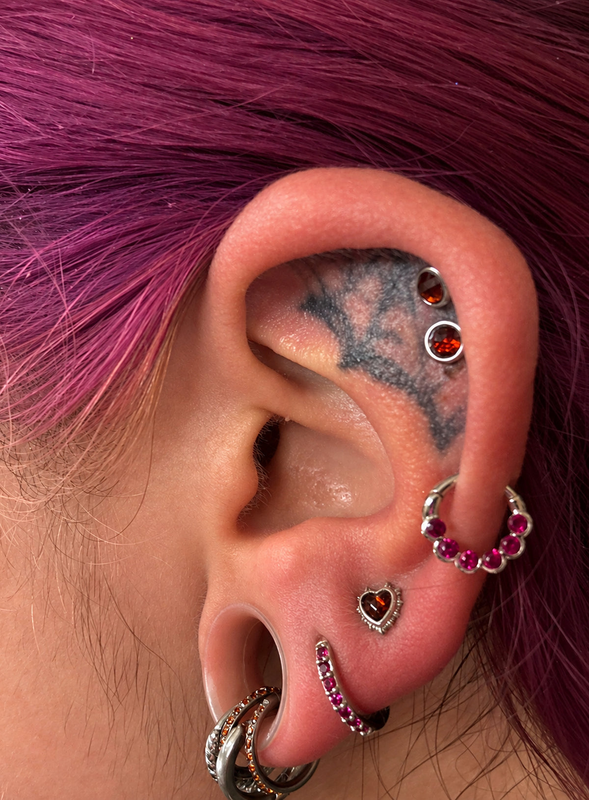 Heart-shaped red garnet flat-back stud with a sculpted metal setting (Silver)
