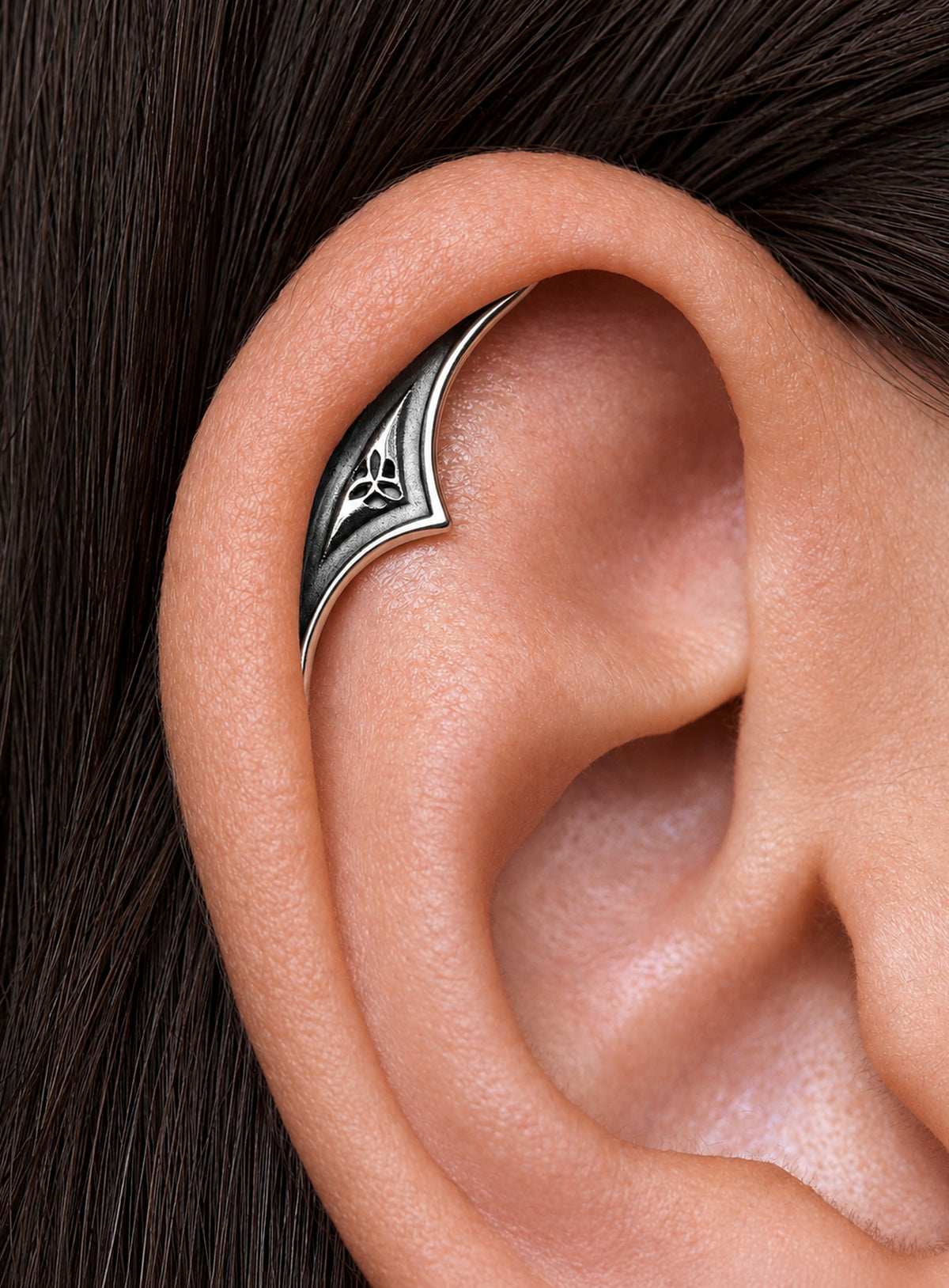 Pointed gothic arch helix stud with dark recessed details (Silver)