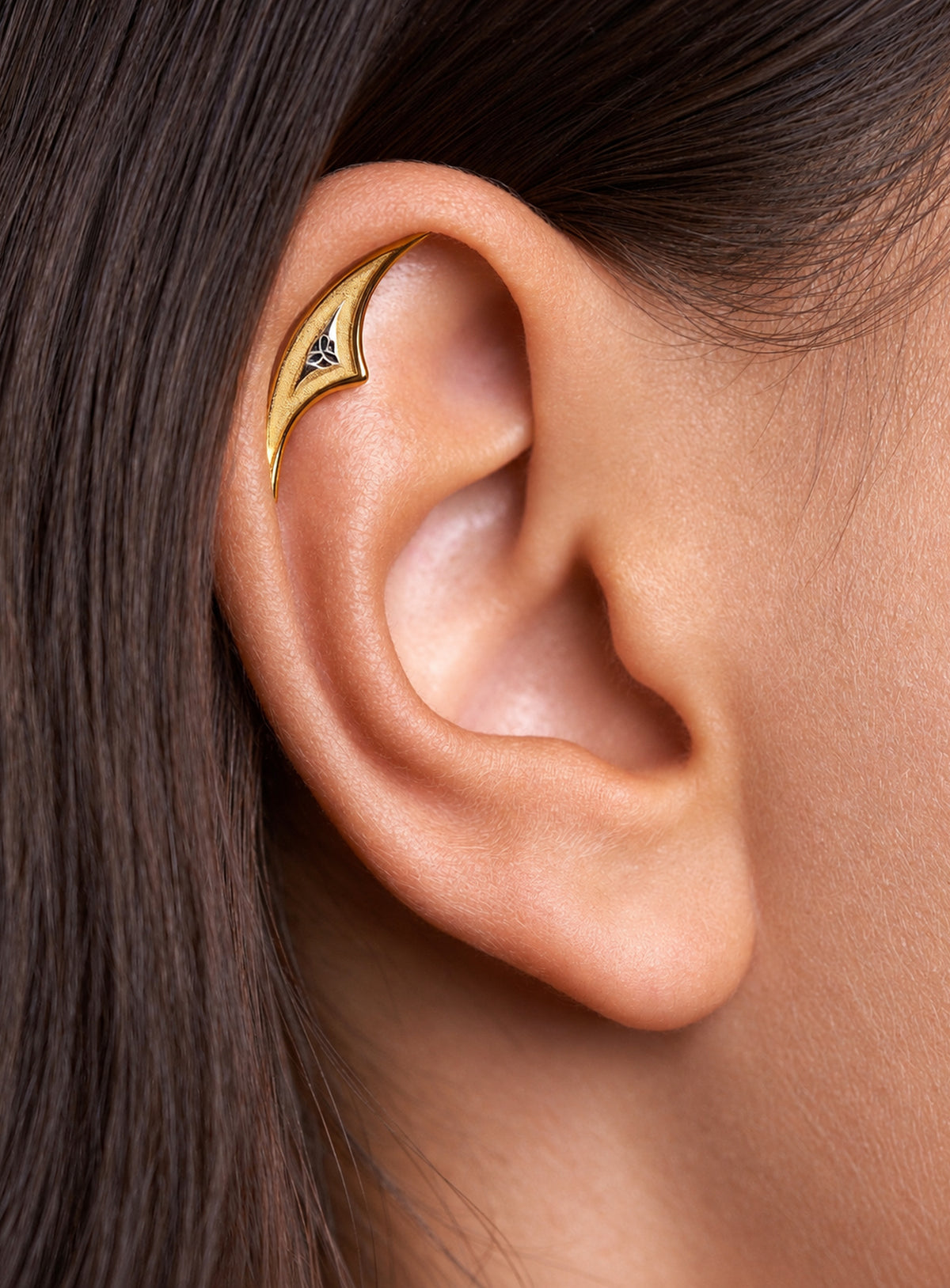 Pointed gothic arch helix stud with dark recessed details (Gold)