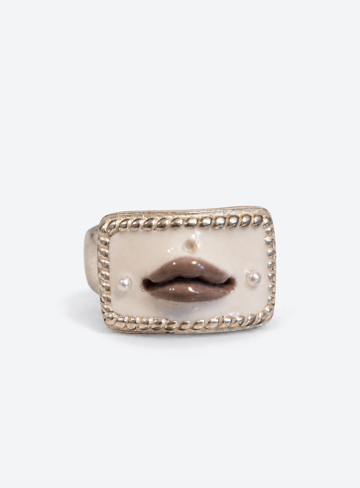Sculpted gray lips on a white base in a silver-tone ring setting (Rectangle)