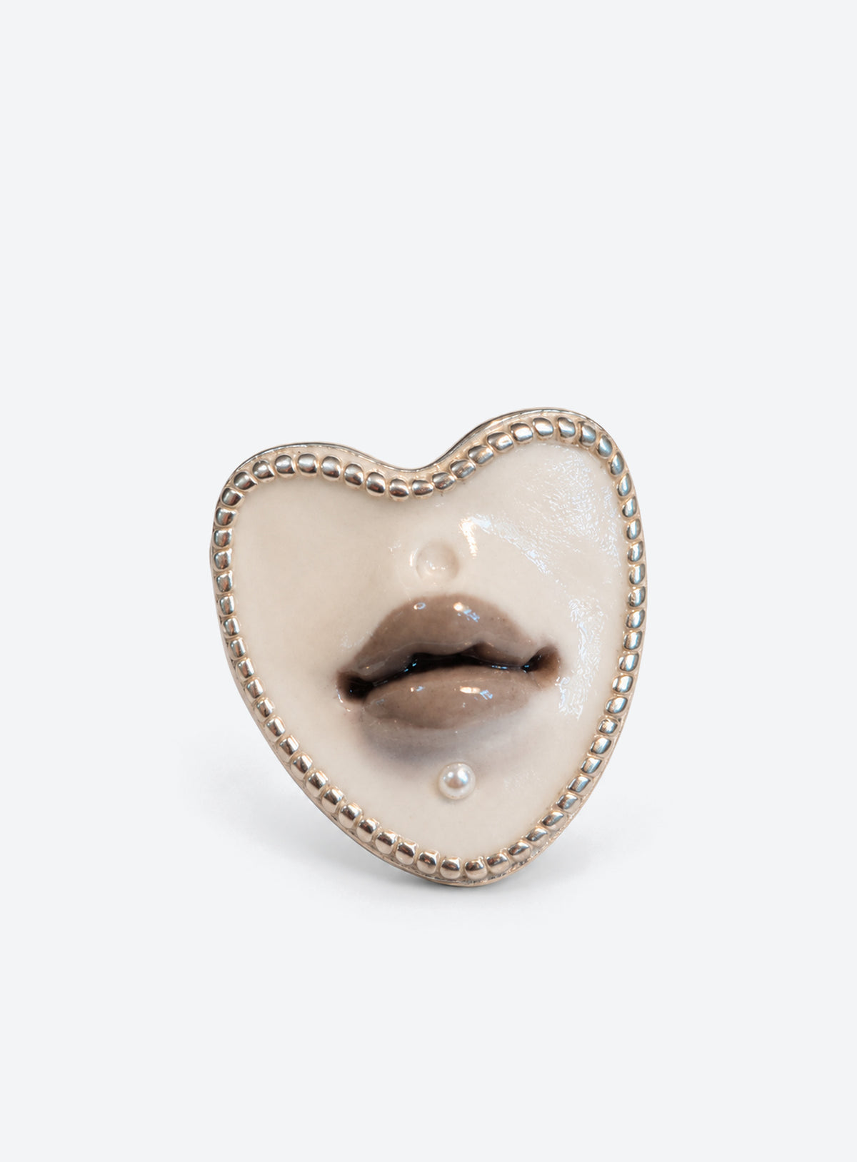 Sculpted gray lips on a white base in a silver-tone ring setting (Heart)