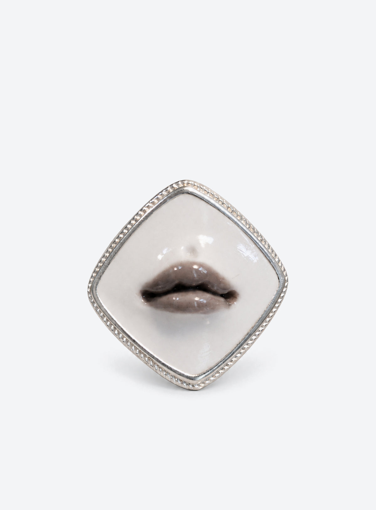 Sculpted gray lips on a white base in a silver-tone ring setting (Diamond)