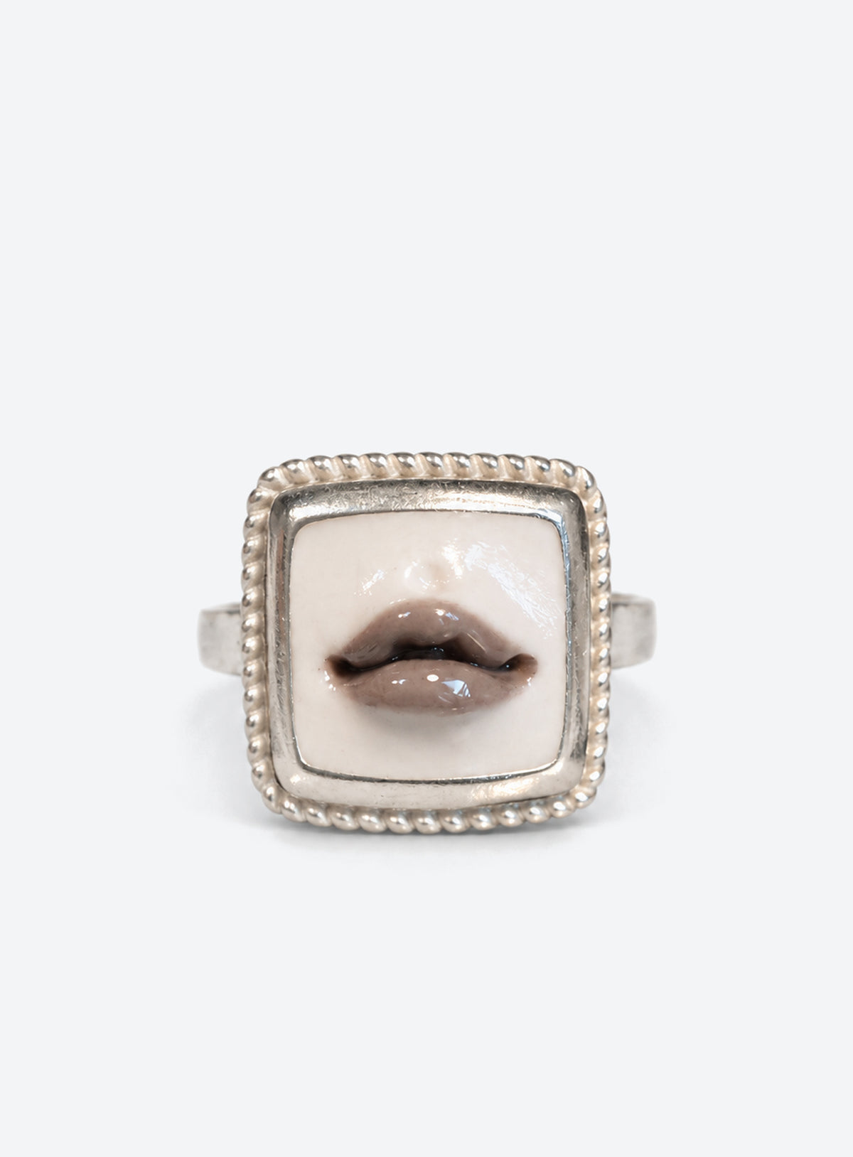 Sculpted gray lips on a white base in a silver-tone ring setting (Square)