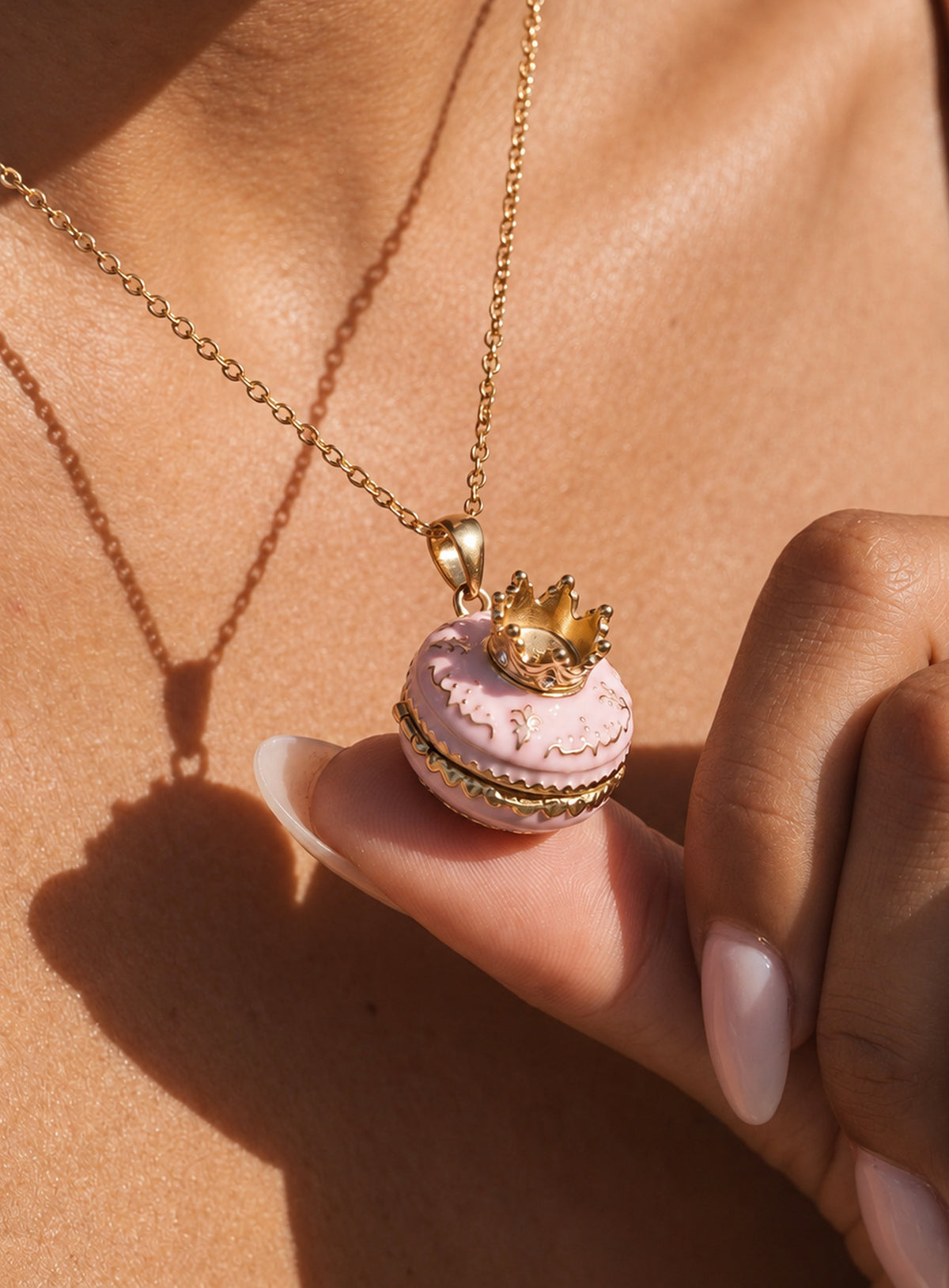 Cake-shaped locket necklace with pastel enamel decoration (Crown Macarons)
